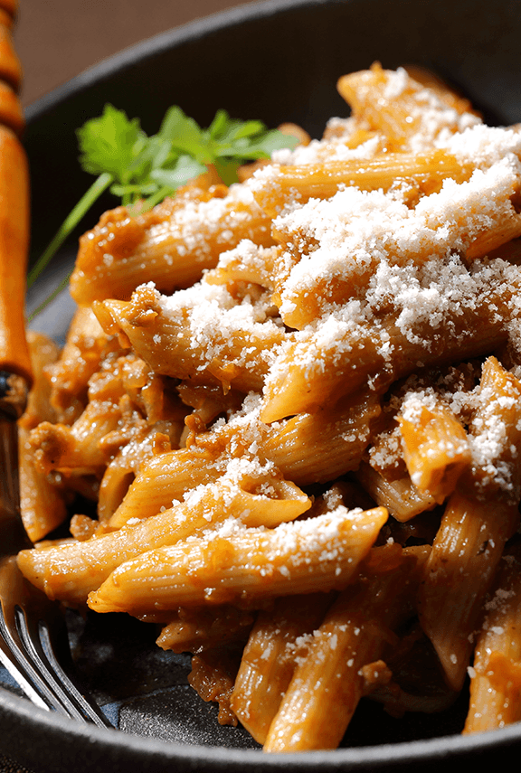 Recipe thumbnail image of Penne Rigate trigo entero Barilla® en salsa genovesa, chamorro de res con cebolla orgánica y queso parmesano.